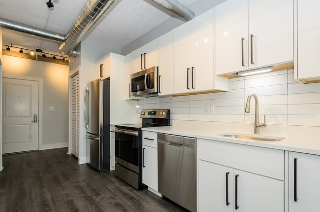 Building Photo - 7645 N Sheridan Rd