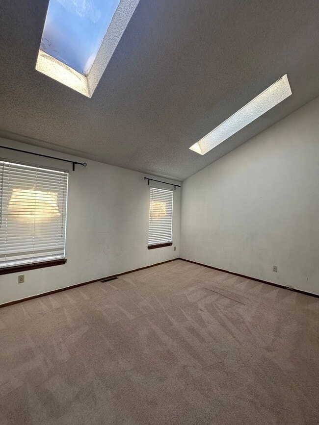 Building Photo - Townhome in Aurora nearby I-225