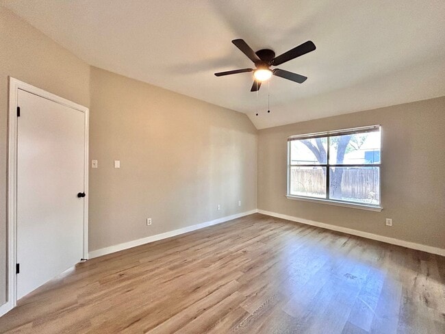 Building Photo - 3/BR 2/BA Home with Natural Light, Big Bac...