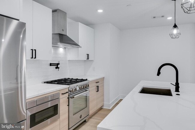 Building Photo - 705 S 19th St