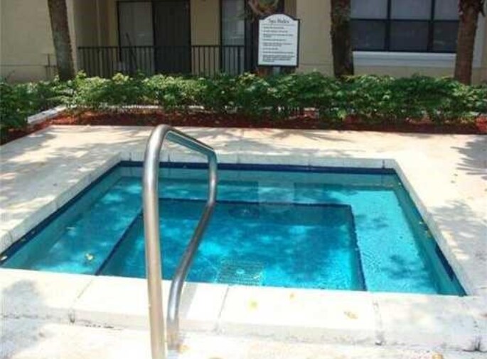 You will have access to nice Jacuzzi. - 550 S Park Rd