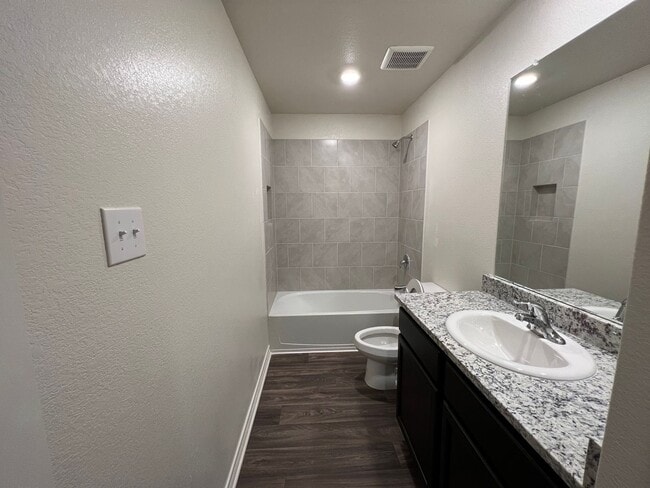 Building Photo - Park House, End Street, 4 bedroom and 2 bathroom home for rent in Jarrell , TX
