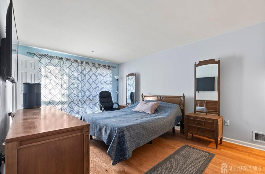 Bedroom - 284 Willowbrook Dr