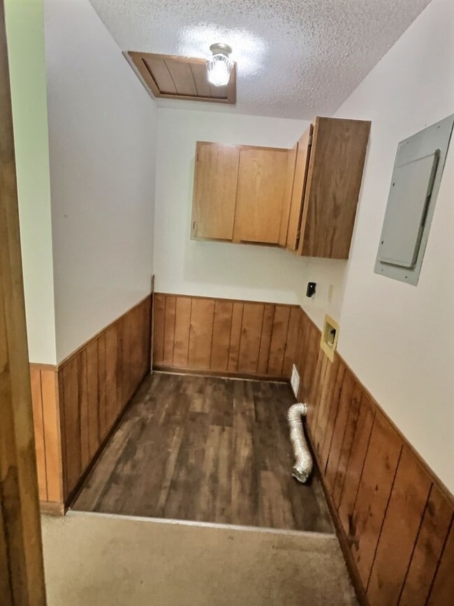 Building Photo - 1109 Hickory Dr