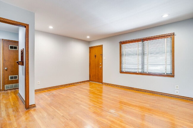 Building Photo - Historic 2 bed, 1 bath Apartment in Covete...