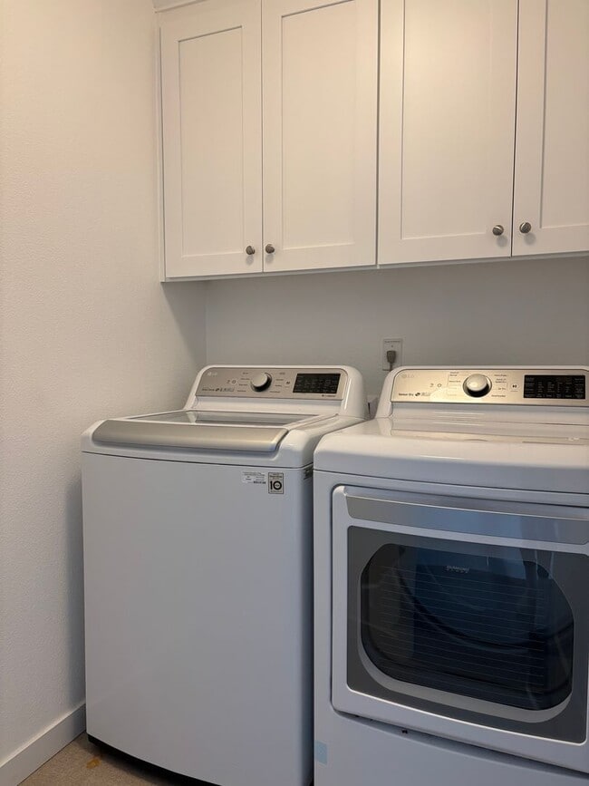 Building Photo - 2 Story Home in the Desirable Columbia Estates Development