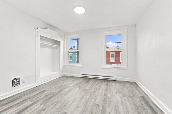Building Photo - 2411 W Oakdale St