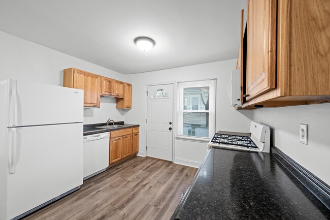 Building Photo - 5903 W Park Ave