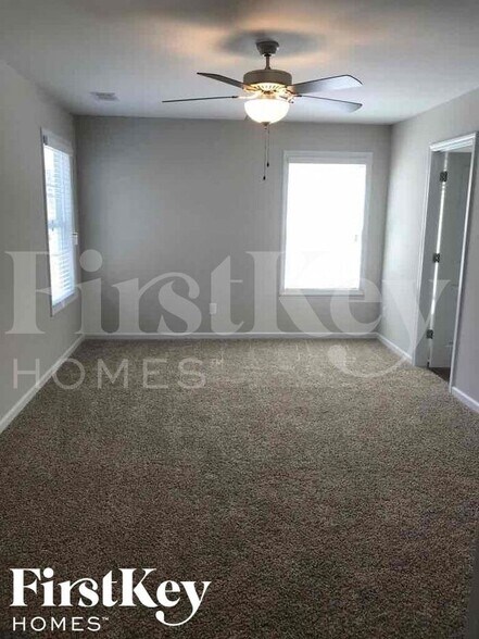 Building Photo - 8 E Newnan Rd