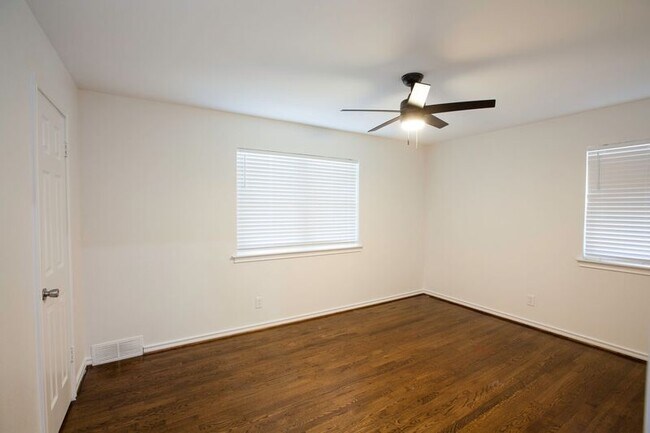 Building Photo - 10140 Shadyview Dr