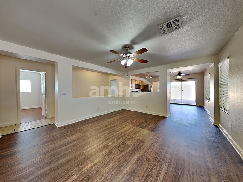 Building Photo - 2444 E Gleneagle Dr