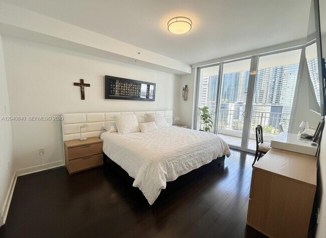 Building Photo - 801 Brickell Key Blvd