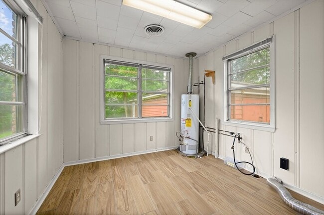 Building Photo - 1642 College Dr