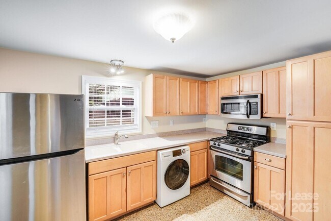 Building Photo - 2417 Laburnum Ave