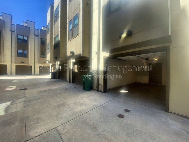 Building Photo - 2200 Tremont Pl