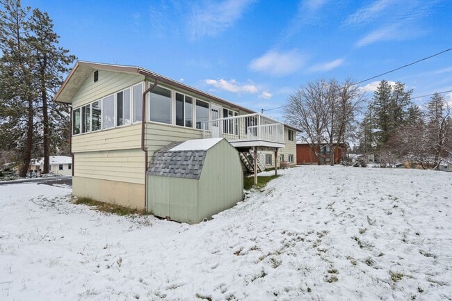 Building Photo - 4-Bedroom Retreat in Medical Lake - 2 Baths & 2,454 Sq/Ft Half Month Rent Free!