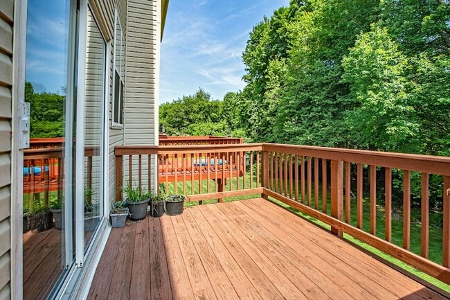 Building Photo - Charming Townhome in Brennan Estates