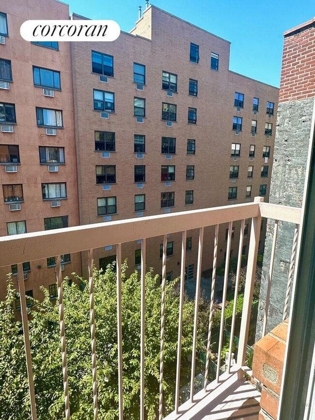 Building Photo - 422 E 10th St