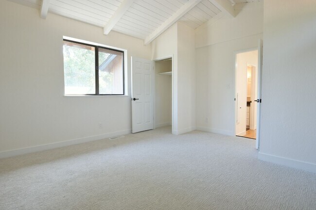 Building Photo - 5318 Fairway Dr