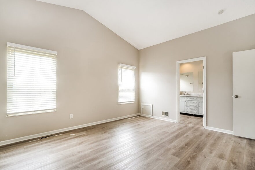 Building Photo - 1127 Crestview St