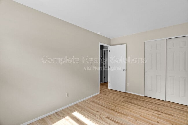 Building Photo - 561 Golfwood Dr