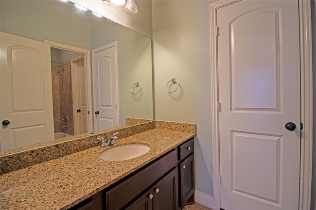 Building Photo - 2019 Sunset Springs Dr