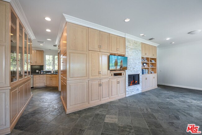 Building Photo - 1201 Loma Vista Dr