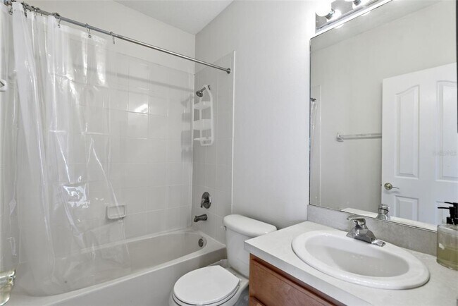 Building Photo - 3011 Pointeview Dr