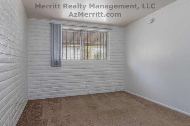 Building Photo - 4 Bedroom, 2 bath, air conditioned, fenced...