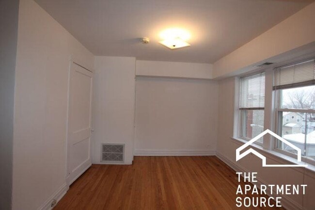 Building Photo - 2853 W Berteau Ave