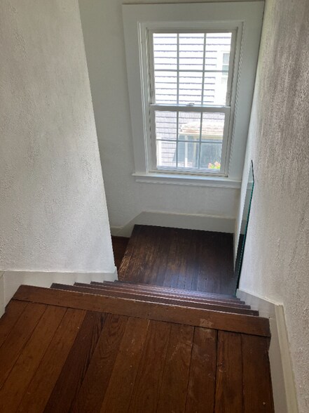 Building Photo - 55 Quaker Ln N