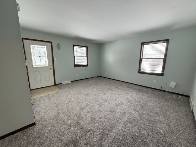 Building Photo - Large multi level duplex!