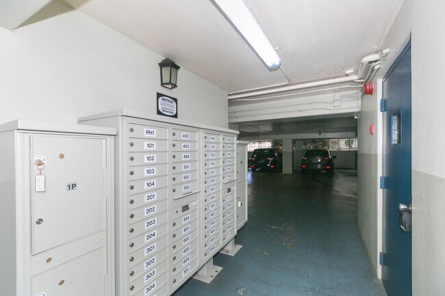 Building Photo - ? Spacious 2-Bedroom Condo at Fairway Manor – Incredible Value Near Waikiki! ?