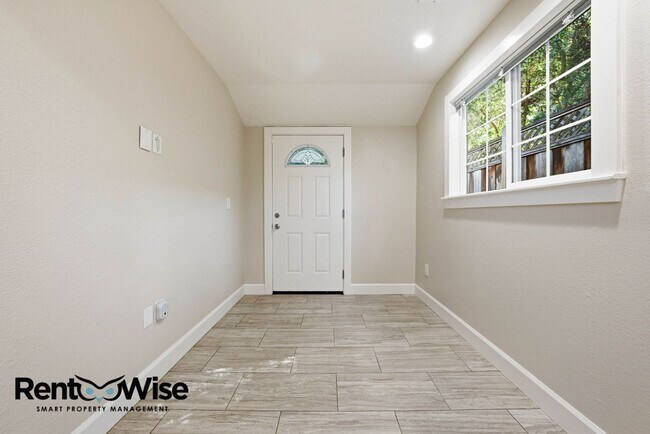 Building Photo - Chestnut Garden Patio Apartments