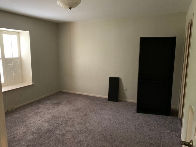 Building Photo - Beautiful Condo in Normandy Village. All u...