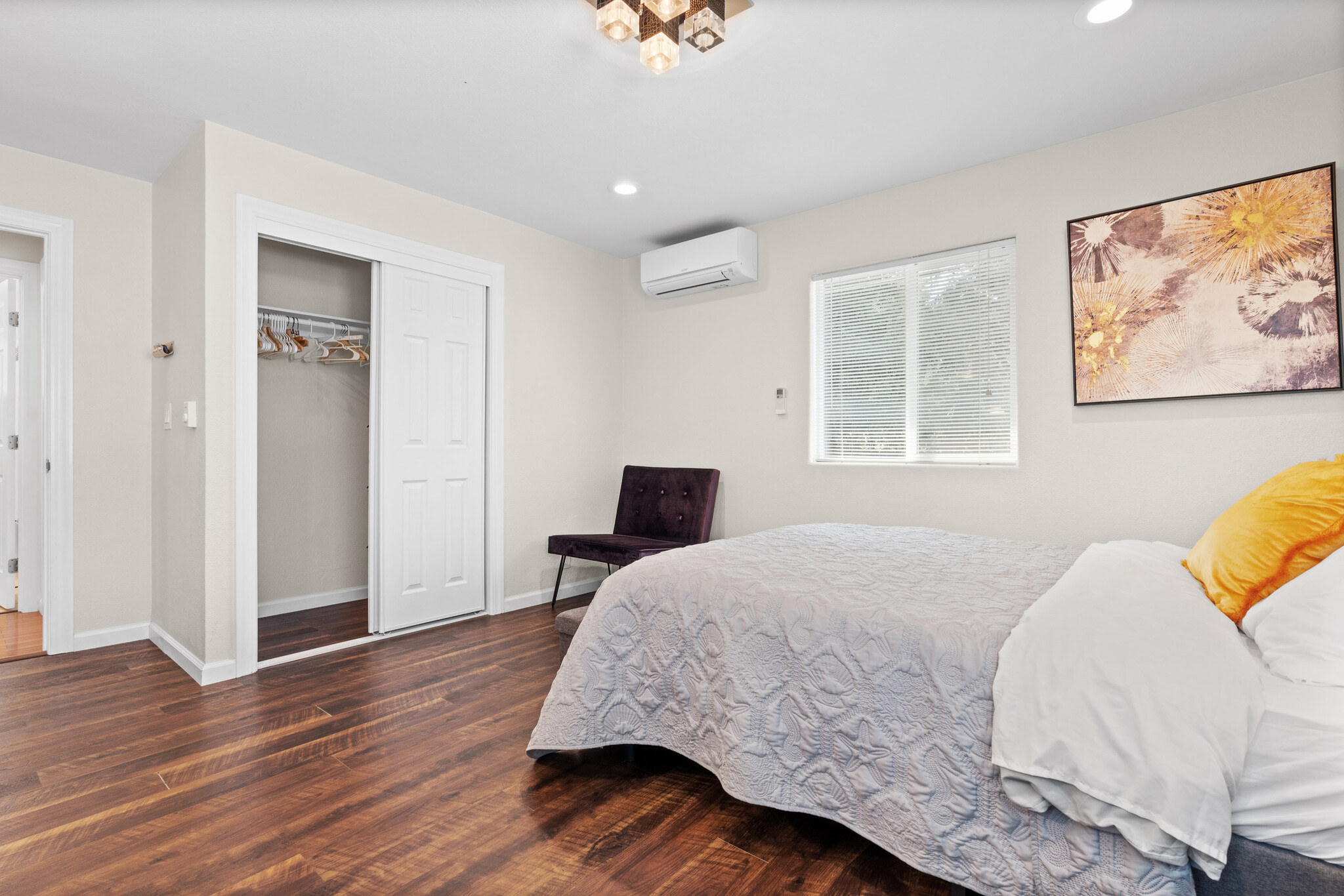 Platinum Bedroom - 2302 Oakwood Dr