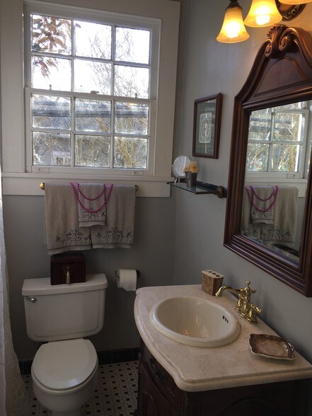 UPSTAIRS FULL BATH - 400 Millaudon St