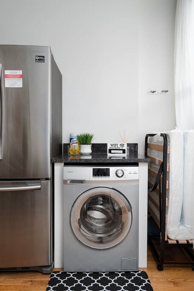 Building Photo - 2721 W Congress Pkwy