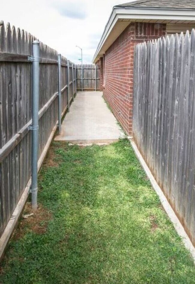 Building Photo - Available June 2026! 3 bed 2 bath 2 car garage