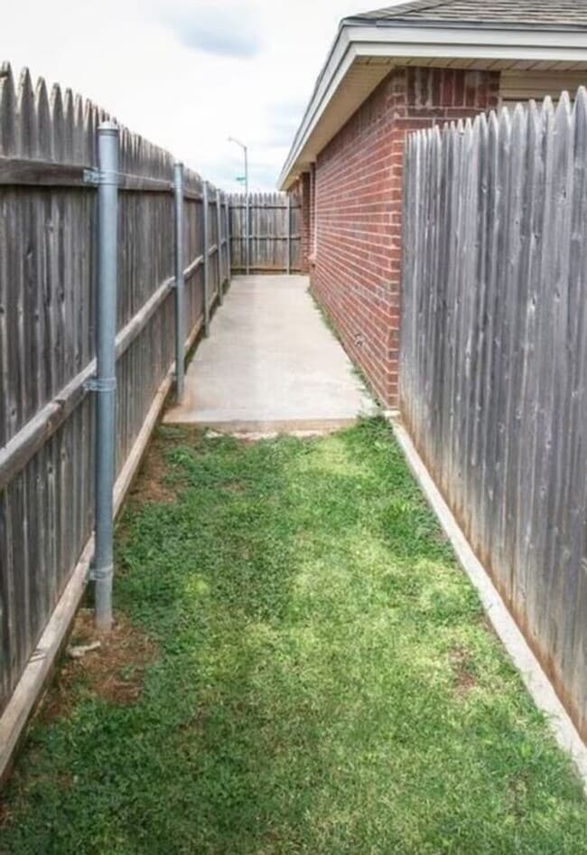 Building Photo - Available June 2026! 3 bed 3 bath 2 car garage