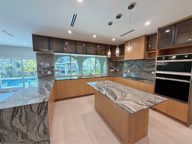 Building Photo - 3200 NE 165th St