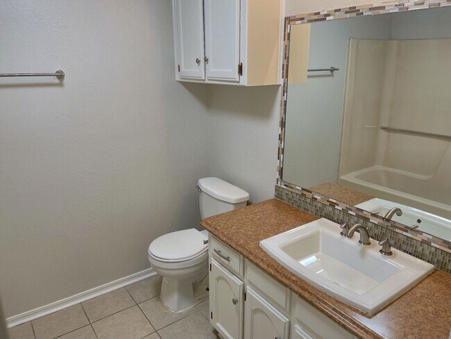 Building Photo - Wood Floors, Covered Patio, PUTNAM CITY SC...