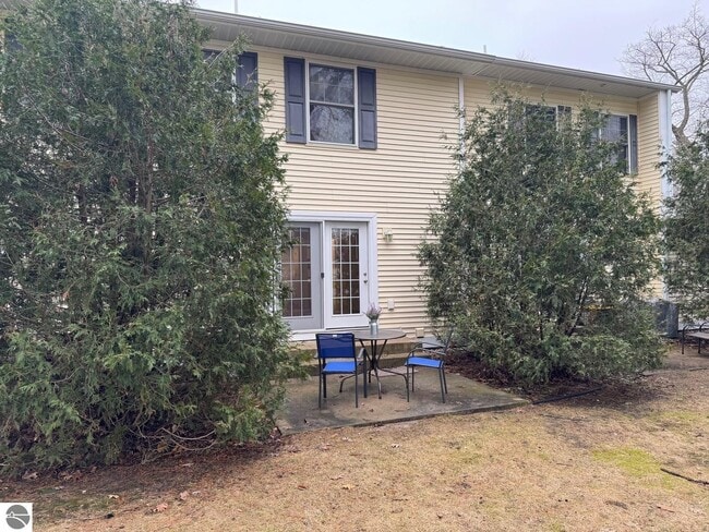 Building Photo - 1495 Newport St