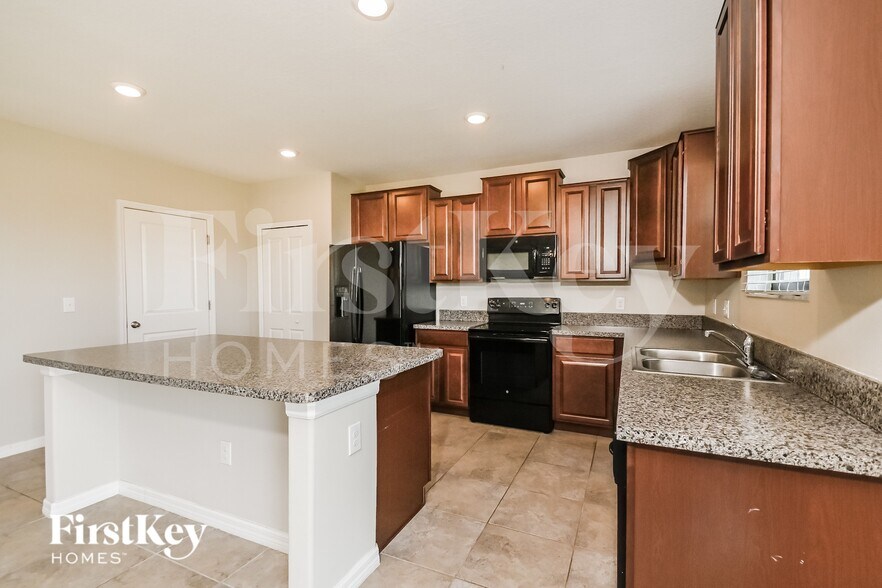 Building Photo - 9631 Sage Creek Dr