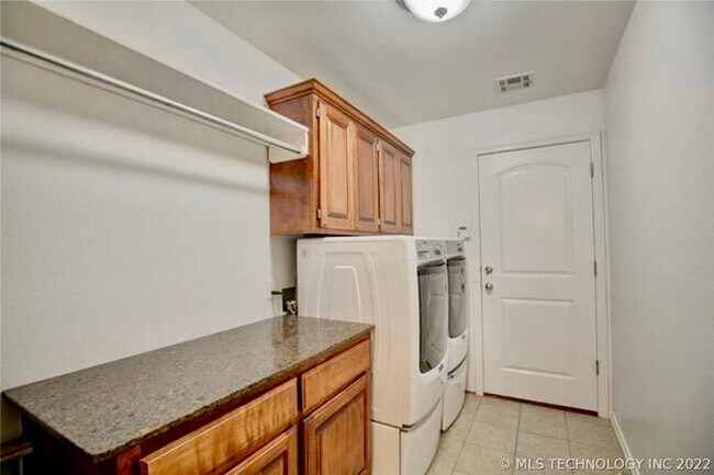 Building Photo - Large open 3 bed, 3 car Garage in The Highlands at Forest Ridge