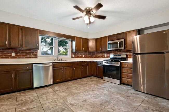 Building Photo - 8001 Bluebonnet Rd
