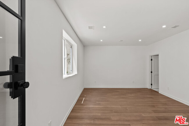 Building Photo - 1527 N Beverly Dr