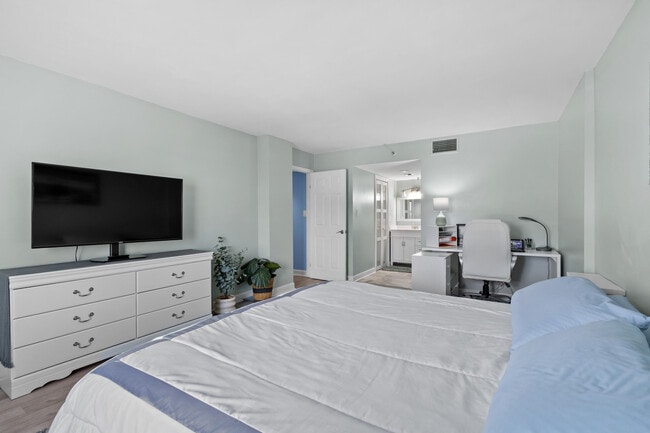 Building Photo - 801 S Ocean Dr