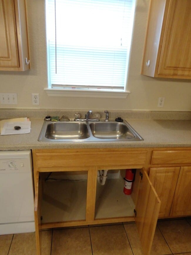 Building Photo - Nice 4 bedroom house close to down town!
