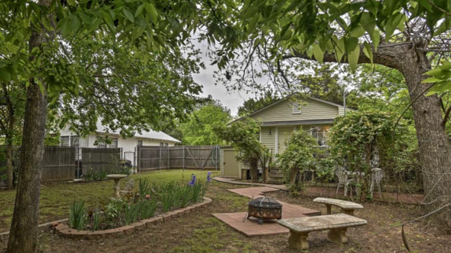 Large backyard - 1515 N Independence Ave